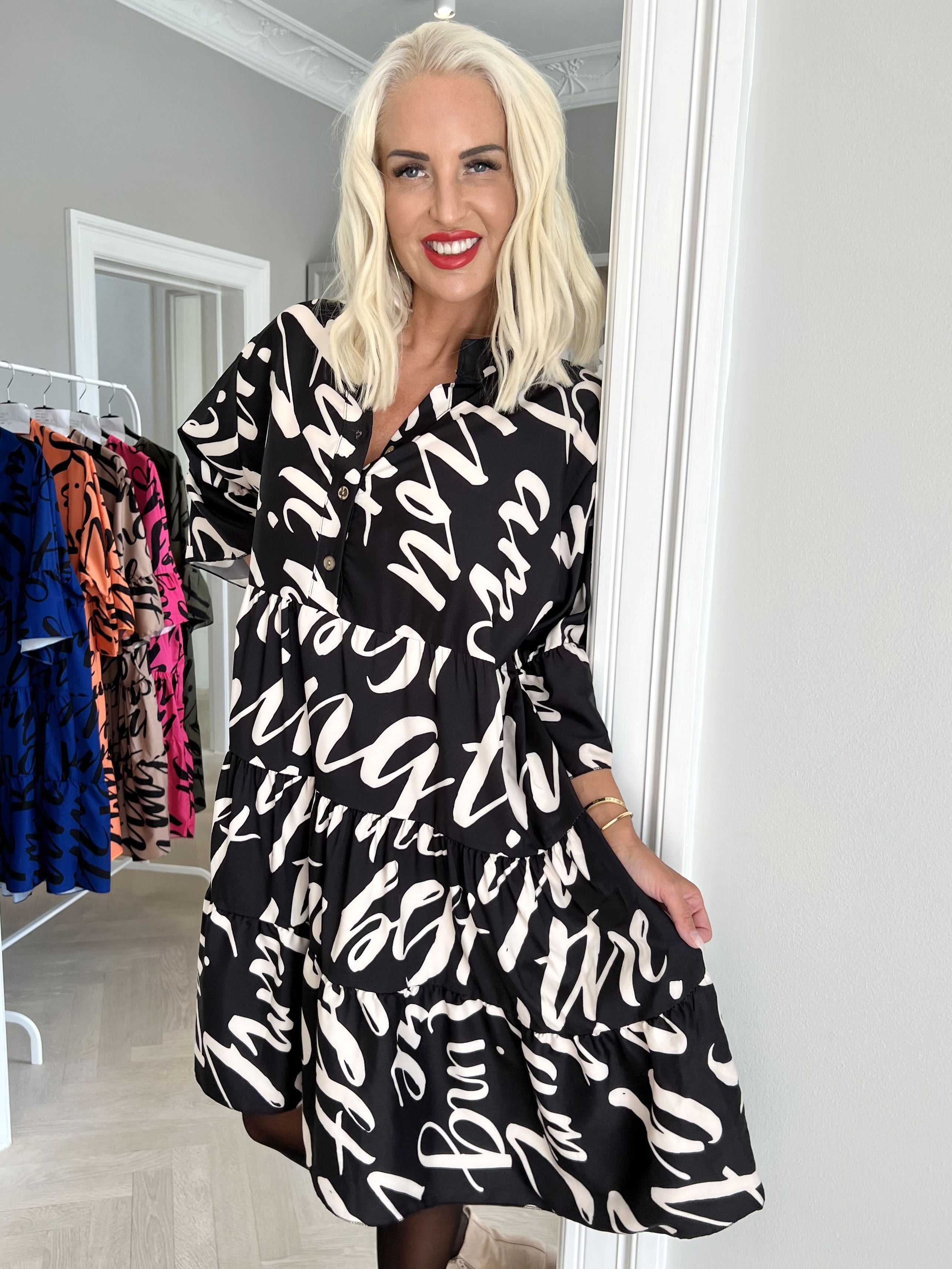 Elmis - Sød kjole med tekst